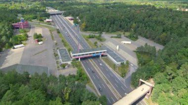 Dreilinden Kontrol Noktası Bravo sınır kapısı. Güneşli bir günde mavi gökyüzü ile karayolu trafiği. geniş yörünge görünümü dronu 