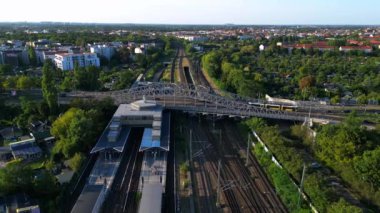 Doğu ve Batı Berlin 'i birbirine bağlayan ikonik köprüyü gösteriyor. Artık Alman birleşmesinin sembolü. Yukarıdan drone görüntüsü 