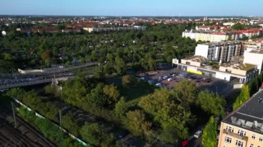 Doğu ve Batı Berlin 'i birbirine bağlayan ikonik köprüyü gösteriyor. Artık Alman birleşmesinin sembolü. Sol İHA 'ya hava görüntüsü dönüşü 
