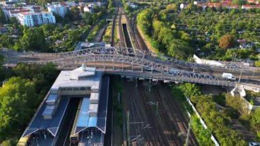 Doğu ve Batı Berlin 'i birbirine bağlayan ikonik köprüyü gösteriyor. Artık Alman birleşmesinin sembolü. Aşağıya bakan hava gözlem kameraları. 