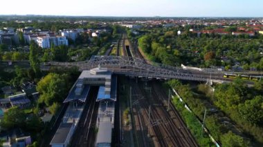 Doğu ve Batı Berlin 'i birbirine bağlayan ikonik köprüyü gösteriyor. Artık Alman birleşmesinin sembolü. Hava görüntüsü ters uçan dron 