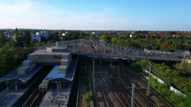 Doğu ve Batı Berlin 'i birbirine bağlayan ikonik köprüyü gösteriyor. Artık Alman birleşmesinin sembolü. Hava görüntüsü yükseltiliyor 