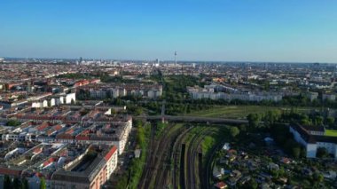 Doğu ve Batı Berlin 'i birbirine bağlayan ikonik köprüyü gösteriyor. Artık Alman birleşmesinin sembolü. Hava manzaralı insansız hava aracı 