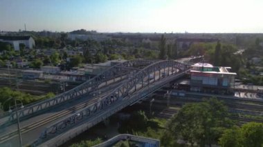 Doğu ve Batı Berlin 'i birbirine bağlayan ikonik köprüyü gösteriyor. Artık Alman birleşmesinin sembolü. Hava görüntüsü panorama yörünge dronu 