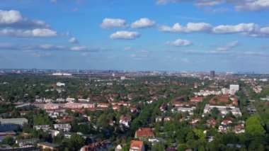 Güneşli bir yaz gününde Berlin Zehlendorf 'a yapılan ve bahn tren istasyonunu gösteren İHA atışı. hız rampası hiper hareket zaman aşımı 