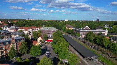 Güneşli bir yaz gününde Berlin Zehlendorf 'a yapılan ve bahn tren istasyonunu gösteren İHA atışı. hız rampası hiper hareket zaman aşımı 