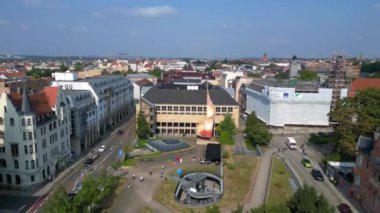 Bu hava manzarası Almanya 'daki Halle Saale' i gösteriyor. Güneşli bir günde Flame of the Revolution anıtıyla birlikte. İHA alçalıyor 