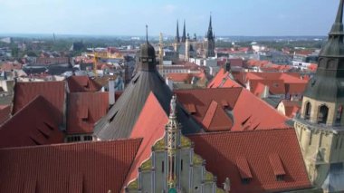 Halle - saale - bölge mahkeme binası, etkileyici mimarisi ve çevre şehir manzarası sergileniyor. Yukarıdan insansız hava aracı görüntüleri 