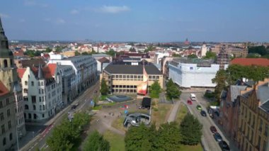 Bu hava manzarası Almanya 'daki Halle Saale' i gösteriyor. Güneşli bir günde Flame of the Revolution anıtıyla birlikte. İticileri ileri çalıştır 