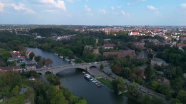 Giebichenstein şatosunun insansız hava aracı görüntüsü ve güneşli bir yaz gününde Almanya 'nın Saksonya Anhalt kentinin manzarası. panorama yörünge dronu 