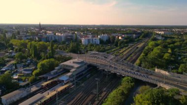 Berlin 'deki Bornholmer Sokağı Ajan Bridge, Almanya' da güneşli bir yaz gününde hava perspektifinden tren rayları görünüyor. statik üç ayaklı insansız hava aracı 