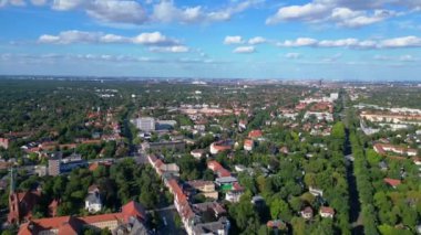 Güneşli bir yaz gününde Berlin Zehlendorf 'a yapılan ve bahn tren istasyonunu gösteren İHA atışı. İHA alçalıyor 