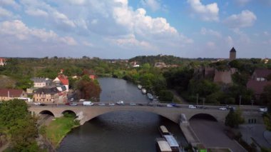 Giebichenstein şatosunun insansız hava aracı görüntüsü ve güneşli bir yaz gününde Almanya 'nın Saksonya Anhalt kentinin manzarası. panorama genel görünüm dronu 