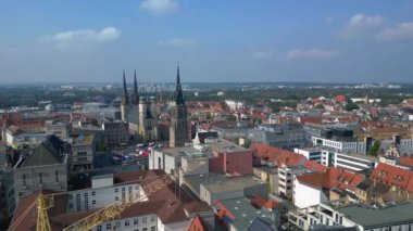 Kızıl kulesi olan pazar meydanının ve Halle Saale, Almanya 'daki St. Marys kilisesinin hava manzarası. Dolly sol İHA 