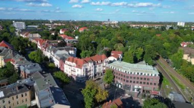 Güneşli bir yaz gününde Berlin Zehlendorf 'a yapılan ve bahn tren istasyonunu gösteren İHA atışı. Ters İHA uçuşu 