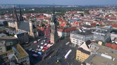 Kızıl kulesi olan pazar meydanının ve Halle Saale, Almanya 'daki St. Marys kilisesinin hava manzarası. panorama yörünge dronu 
