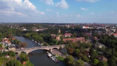 Giebichenstein şatosunun insansız hava aracı görüntüsü ve güneşli bir yaz gününde Almanya 'nın Saksonya Anhalt kentinin manzarası. geniş yörünge görünümü dronu 