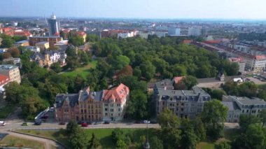 Stadtgottesacker, Halle, Almanya 'da tarihi bir mezarlık, şehrin göbeğinde huzurlu bir yeşil vahadır. uçuş üstü insansız hava aracı 