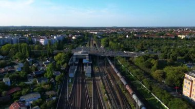 Berlin 'deki Bornholmer Sokağı Ajan Bridge, Almanya' da güneşli bir yaz gününde hava perspektifinden tren rayları görünüyor. uçuş üstü insansız hava aracı 