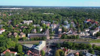 Güneşli bir yaz gününde Berlin Zehlendorf 'a yapılan ve bahn tren istasyonunu gösteren İHA atışı. panorama genel görünüm dronu 