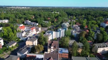 Güneşli bir yaz gününde Berlin Zehlendorf 'a yapılan ve bahn tren istasyonunu gösteren İHA atışı. Ters İHA uçuşu 