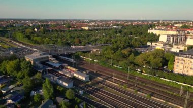 Berlin 'deki Bornholmer Sokağı Ajan Bridge, Almanya' da güneşli bir yaz gününde hava perspektifinden tren rayları görünüyor. uçuş üstü insansız hava aracı 