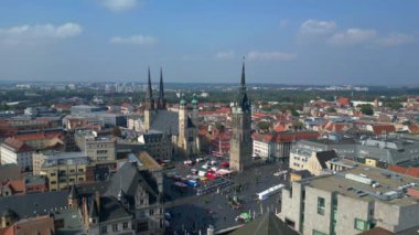 Kızıl kulesi olan pazar meydanının ve Halle Saale, Almanya 'daki St. Marys kilisesinin hava manzarası. Yukarıdan insansız hava aracı görüntüleri 
