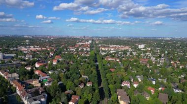 Güneşli bir yaz gününde Berlin Zehlendorf 'a yapılan ve bahn tren istasyonunu gösteren İHA atışı. panorama genel görünüm dronu 