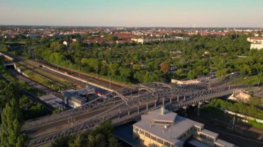 Berlin 'deki Bornholmer Sokağı Ajan Bridge, Almanya' da güneşli bir yaz gününde hava perspektifinden tren rayları görünüyor. Yukarıdan insansız hava aracı görüntüleri 