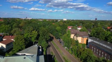 Güneşli bir yaz gününde Berlin Zehlendorf 'a yapılan ve bahn tren istasyonunu gösteren İHA atışı. Ters İHA uçuşu 