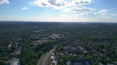 Güneşli bir yaz gününde Berlin Zehlendorf 'a yapılan ve bahn tren istasyonunu gösteren İHA atışı. panorama genel görünüm dronu 