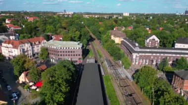 Güneşli bir yaz gününde Berlin Zehlendorf 'a yapılan ve bahn tren istasyonunu gösteren İHA atışı. İHA yükseliyor 