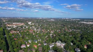 Güneşli bir yaz gününde Berlin Zehlendorf 'a yapılan ve bahn tren istasyonunu gösteren İHA atışı. Sağ drona döndür 