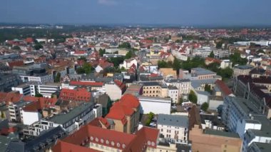 Kızıl kulesi olan pazar meydanının ve Halle Saale, Almanya 'daki St. Marys kilisesinin hava manzarası. Sağ drona döndür 