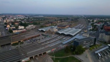 Şehir merkezine ve banliyöye giden rayları birleştiren modern bir tren istasyonunun havadan görüntüsü. hız rampası hiper hareket zaman aşımı 