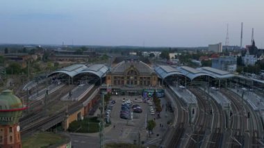 Şehir merkezine ve banliyöye giden rayları birleştiren modern bir tren istasyonunun havadan görüntüsü. hız rampası hiper hareket zaman aşımı 