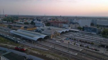 Şehir merkezine ve banliyöye giden rayları birleştiren modern bir tren istasyonunun havadan görüntüsü. hız rampası hiper hareket zaman aşımı 