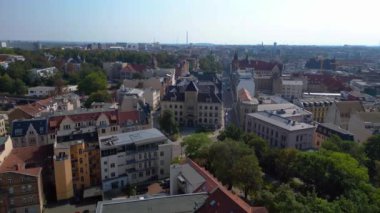 Almanya 'daki Halle Saale şehrinin insansız hava aracı görüntüsü, apartman ve ağaçlarla çevrili tarihi postane binasını gösteriyor. Yukarıdan insansız hava aracı görüntüleri 