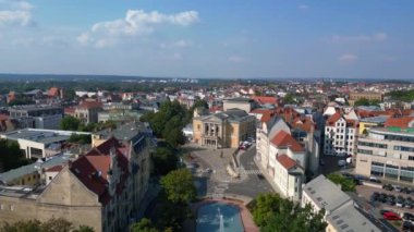 Halle saale, Almanya 'da güneşli bir günde opera binasının önünde fıskiyeler çağlıyor. hız rampası hiper hareket zaman aşımı 