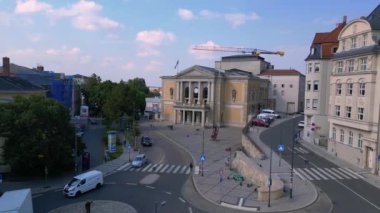 Halle saale, Almanya 'da güneşli bir günde kültür merkezi opera binasının önünde fıskiyeler çağlıyor. hız rampası hiper hareket zaman aşımı 