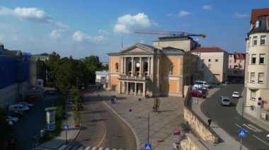 Halle saale, Almanya 'da güneşli bir günde opera binasının önünde fıskiyeler çağlıyor. hız rampası hiper hareket zaman aşımı 
