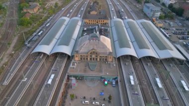 Şehir merkezine ve banliyöye giden rayları birleştiren modern bir tren istasyonunun havadan görüntüsü. hız rampası hiper hareket zaman aşımı 