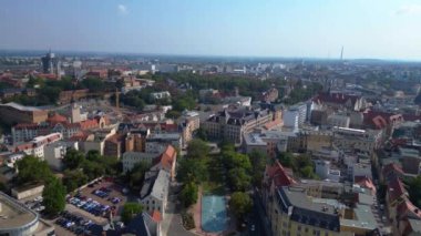 Almanya 'daki Halle Saale şehrinin insansız hava aracı görüntüsü, apartman ve ağaçlarla çevrili tarihi postane binasını gösteriyor. hız rampası hiper hareket zaman aşımı 