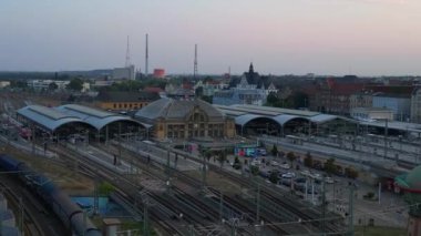 Şehir merkezine ve banliyöye giden rayları birleştiren modern bir tren istasyonunun havadan görüntüsü. İticileri ileri çalıştır 