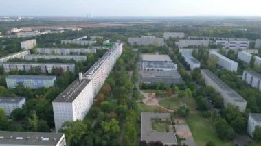 Drone, Almanya 'nın Halle Neustadt bölgesinin plattenbau mimarisi ile bilinen en büyük GDR evini gösteriyor. hız rampası hiper hareket zaman aşımı 