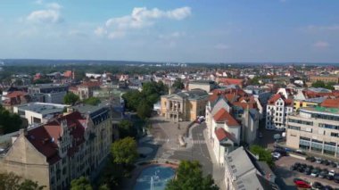 Halle saale, Almanya 'da güneşli bir günde opera binasının önünde fıskiyeler çağlıyor. geniş yörünge görünümü dronu 