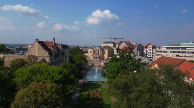 Halle saale, Almanya 'da güneşli bir günde opera binasının önünde fıskiyeler çağlıyor. İHA alçalıyor 
