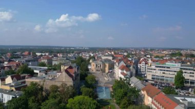 Halle saale, Almanya 'da güneşli bir günde opera binasının önünde fıskiyeler çağlıyor. İticileri ileri çalıştır 