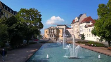 Halle saale, Almanya 'da güneşli bir günde opera binasının önünde fıskiyeler çağlıyor. İHA yükseliyor 
