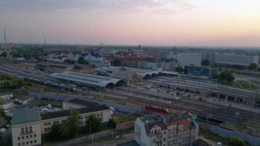 Şehir merkezine ve banliyöye giden rayları birleştiren modern bir tren istasyonunun havadan görüntüsü. uçuş üstü insansız hava aracı 